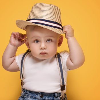 Bébé avec un chapeau