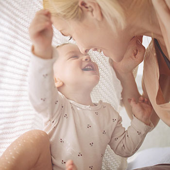 Bébé avec un chapeau